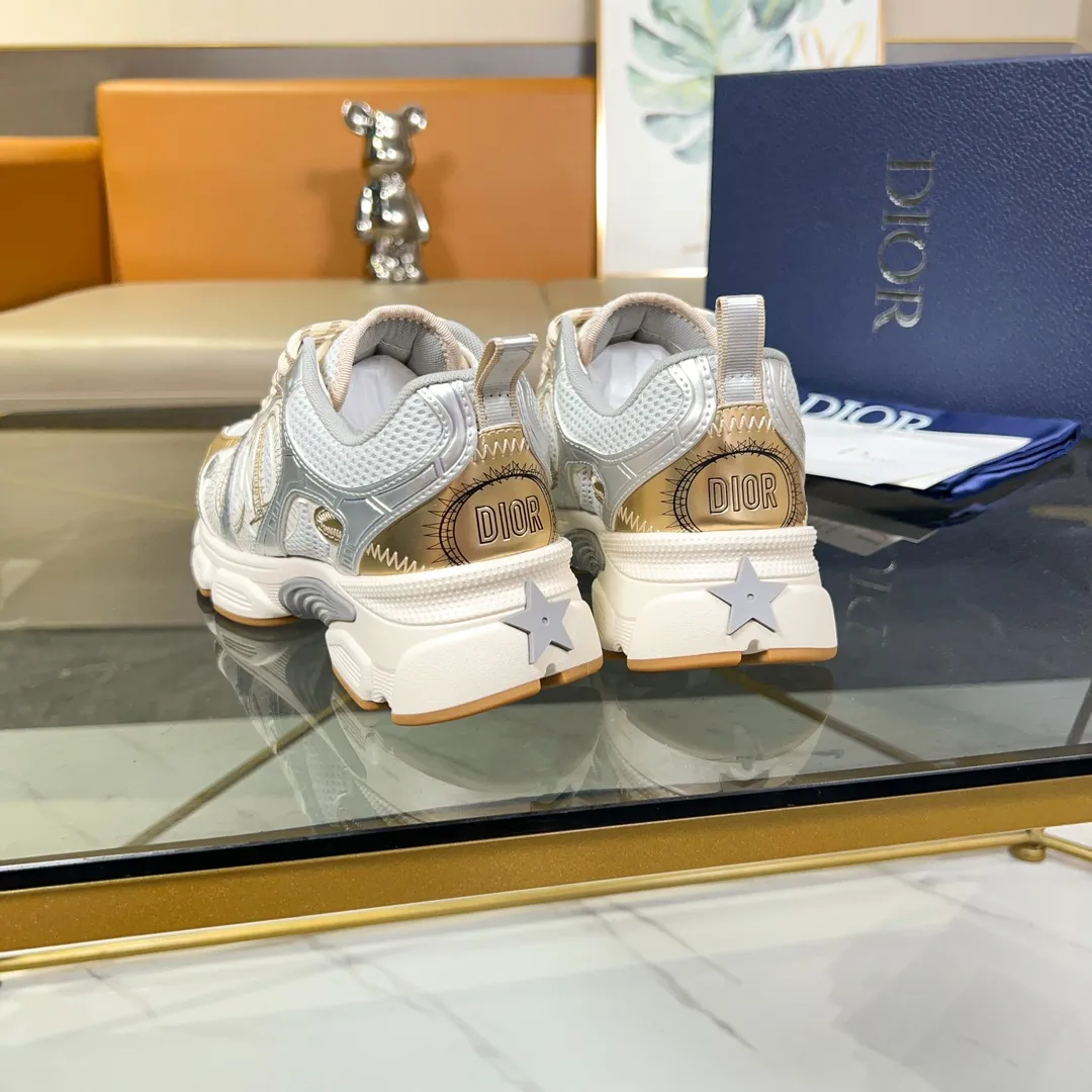 P500 Dior Chrono sneakers are a new product of the 2024 autumn ready-to-wear series, reinterpreting running shoes with Dior's haute couture style. Crafted from beige mesh with laminated leather-effect panels in gold and silver tones, it's highlighted by CD logos on the sides, a star patch on the tongue and a Dior logo on the heel. Featuring tri-color laces, a lightweight sole and star embellishments for a casual look for any season. Size: Female size 35-41 (Female size 41 and 42 can be customized) Male size 39-44 (45/46 can be customized) Color: white, pink, gold, silver, black